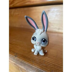 Littlest Pet Shop (LPS) rabbit figure, #18